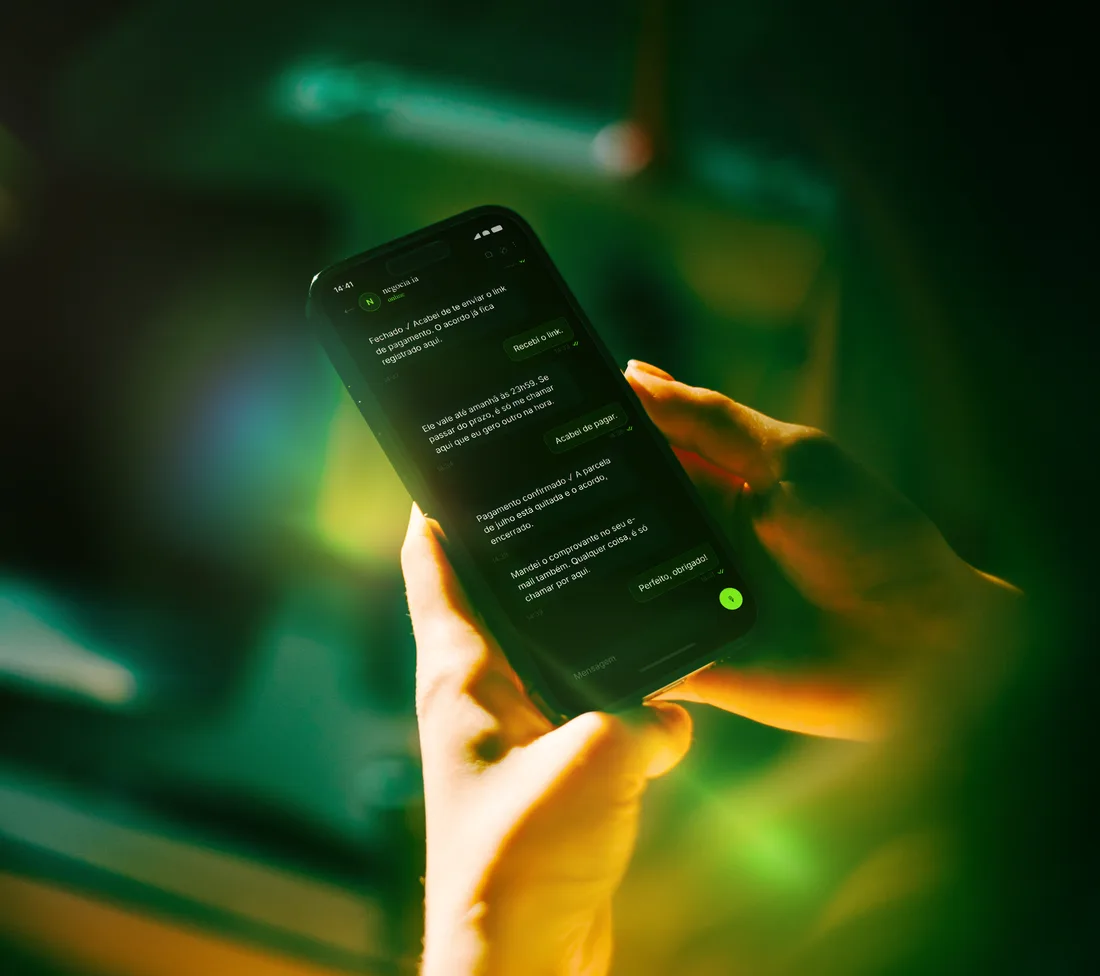 Alguém lendo, no celular, a negociação que o agente fechou sozinho